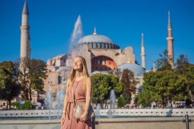 Kadınlar, Ayasofya Katedrali 'nin, ünlü İslami Tarihi Cami' nin, İstanbul 'a Seyahatin tadını çıkarıyor. Güneşli gün mimarisi ve Eminonu 'daki Ayasofya Müzesi, İstanbul, Türkiye. Türkiye.