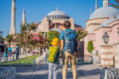 Baba ve oğul turistler, Ayasofya Katedrali 'nin, ünlü İslami Tarihi Cami' nin, İstanbul 'a Seyahat' in güzel manzarasının keyfini çıkarıyorlar. Çocuk konseptiyle seyahat etmek. Güneşli gün mimarisi ve Ayasofya