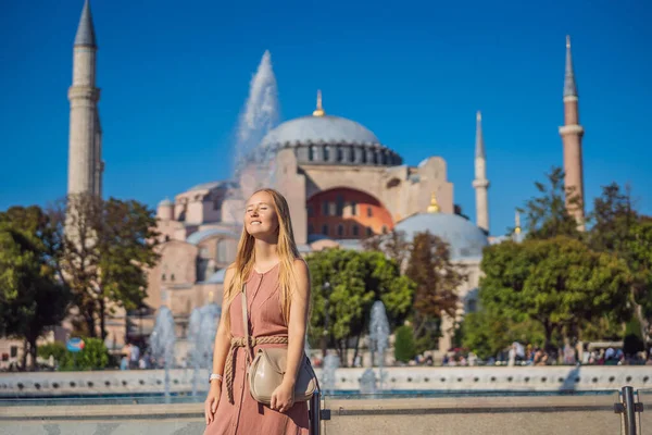 Kvinna Njuta Vacker Utsikt Över Hagia Sophia Cathedral Berömda Islamiska — Stockfoto