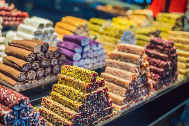 Geleneksel oryantal tatlı kurabiyeler, fındıklar, kurutulmuş meyveler, pastiller, marmelat, şekerli Türk çölü, bal ve şam fıstığı bir sokak gıda pazarında sergileniyor..