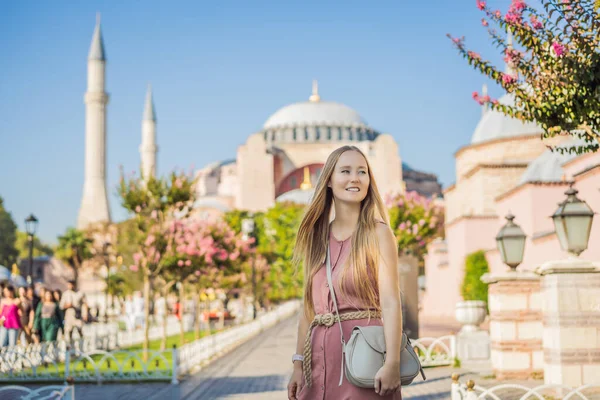 Femeia Bucură Vedere Frumoasă Catedrala Hagia Sophia Faimoasa Moschee Islamică — Fotografie, imagine de stoc
