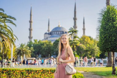 Manzaranın tadını çıkaran kadın turist Mavi Cami Sultanahmet Camii İstanbul, Türkiye.