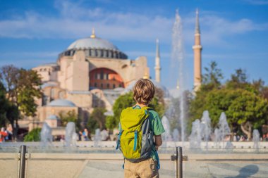 Erkek Turist, Ayasofya Katedrali 'nin, ünlü İslami Tarihi Cami' nin, İstanbul 'a Seyahatin tadını çıkarıyor. Çocuk konseptiyle seyahat etmek. Güneşli gün mimarisi ve Ayasofya Müzesi