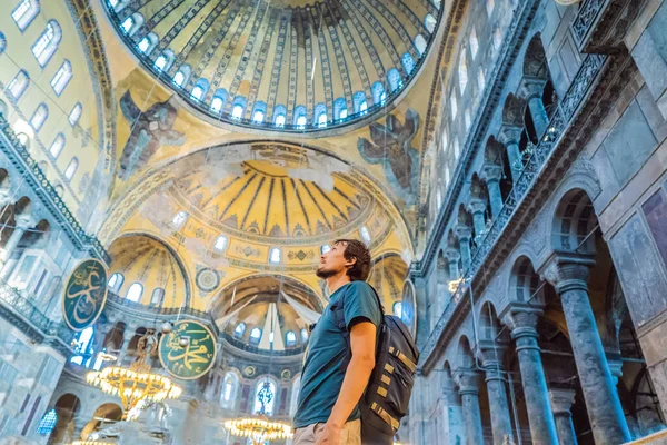 Άνδρας Τουρίστας Απολαμβάνοντας Αγία Σοφία Ayasofya Εσωτερικό Στην Κωνσταντινούπολη Τουρκία — Φωτογραφία Αρχείου