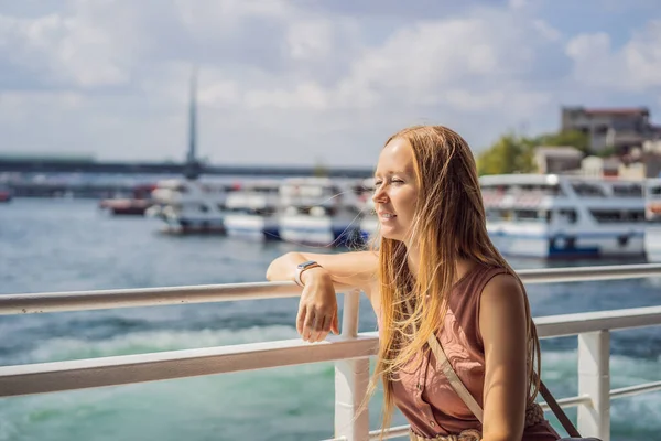 Lycklig Kvinna Njuter Havet Från Färjan Över Bosporen Istanbul Sommarresa — Stockfoto