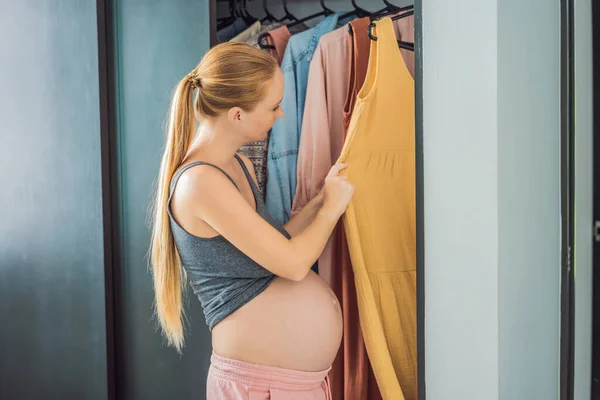 Těhotná Žena Nemá Sebe Těhotná Žena Stojí Před Skříní Oblečením — Stock fotografie