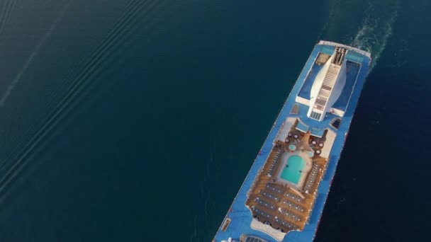 スローモーション空撮ビデオ 海の中を移動するバグクルーズ船 — ストック動画