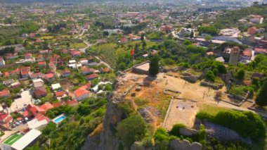 İnsansız hava aracı, Stari Bar 'ın kalıntılarını büyüleyici bir şekilde yakalıyor ve tarihi önemi olan taş binaların kalıntılarını sergiliyor. Bu video Montenegros 'un güzelliğini anlatıyor.