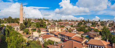 Antalya 'daki Alaaddin Camii' nin minaresi. Yivli Minare.