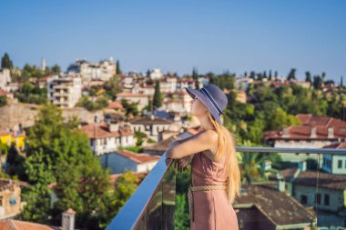 Antalya 'nın Kaleici kasabasındaki kadın turist. Hindi. Antalya Eski Kent limanı, Taurus dağları ve Akdeniz 'in panoramik manzarası, Türkiye.