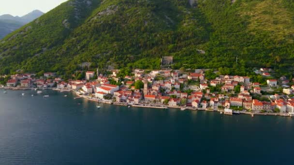 Eine Atemberaubende Luftaufnahme Der Bezaubernden Stadt Perast Montenegro Der Glockenturm — Stockvideo