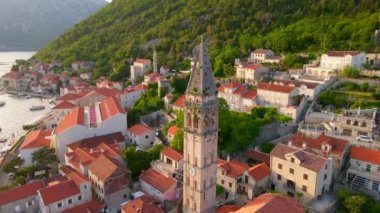 Karadağ 'ın Perast kentinin büyüleyici hava manzarası, Saint Nikolas kilisesindeki çan kulesinin odak noktası olarak göze çarpıyor. İnsansız hava aracı ile çekilen görüntüler şehri ele geçiriyor.