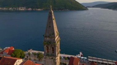 Karadağ 'ın Perast kentinin büyüleyici hava manzarası, Saint Nikolas kilisesindeki çan kulesinin odak noktası olarak göze çarpıyor. İnsansız hava aracı ile çekilen görüntüler şehri ele geçiriyor.
