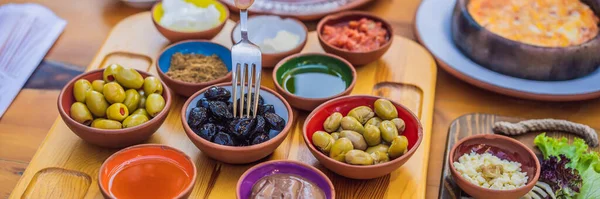 バナー トルコ式朝食テーブルのロングフォーマット ペストリー 野菜だ オリーブ チーズ 目玉焼き ジャム 銅鍋のお茶とチューリップグラス 全体構成 — ストック写真