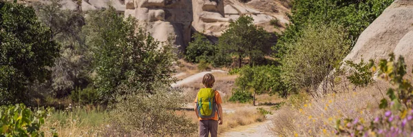 Banner Long Format Boy Turista Háttérben Egyedülálló Geológiai Képződmények Love — Stock Fotó