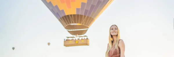 Banner Long Format Tourist Woman Looking Hot Air Ballons Cappadocia — Stock Fotó