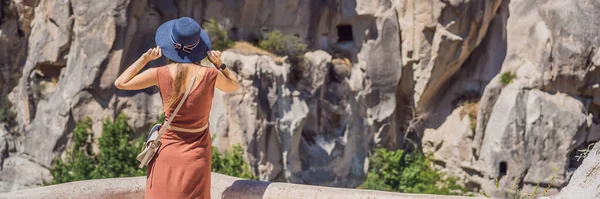 Mujer Joven Explorando Valle Con Formaciones Rocosas Cuevas Hadas Cerca — Foto de Stock