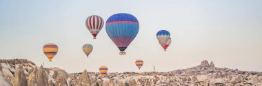 Kapadokya üzerinde uçan renkli sıcak hava balonu, Türkiye. BANNER, BÜYÜK