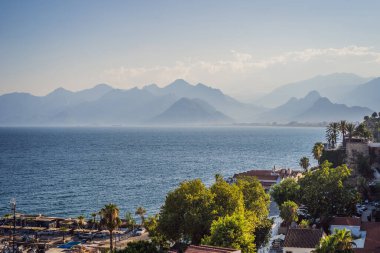 Antalya 'daki eski Kaleici kasabası. Antalya Eski Kent limanı, Taurus dağları ve Akdeniz 'in panoramik manzarası, Türkiye.