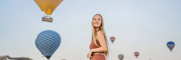Banner Long Format Tourist Woman Looking Hot Air Ballons Cappadocia — Stock Fotó
