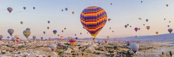 Banner Long Format Πολύχρωμα Αερόστατα Θερμού Αέρα Που Πετούν Πάνω — Φωτογραφία Αρχείου