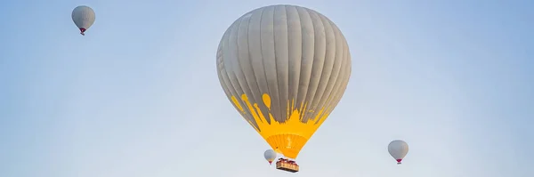 Piękne Balony Gorące Powietrze Nad Błękitnym Niebem Banner Długi Format — Zdjęcie stockowe