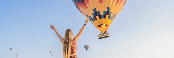 Banner Eski Turist Kadın Kapadokya Türkiye Sıcak Hava Balonlarına Bakıyor — Stok fotoğraf