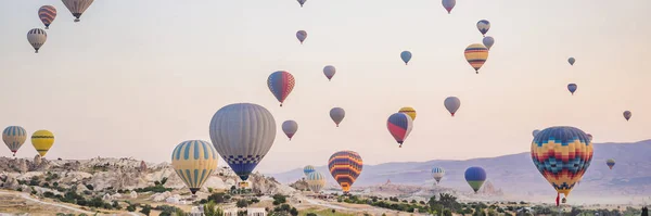 Színes Hőlégballon Repül Cappadocia Törökország Felett Banner Hosszú Formát — Stock Fotó