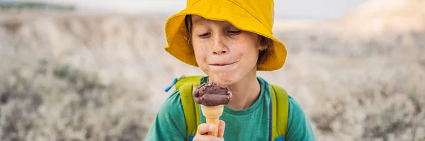 Banner Long Format Мальчик Турист Ест Турецкое Мороженое Исследуя Долину — стоковое фото
