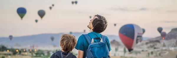 Banner Long Format Turisták Apa Fia Néz Hőlégballonok Cappadocia Törökország — Stock Fotó