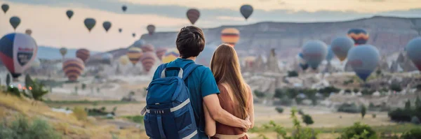 Banner Long Format Turistas Casal Homem Mulher Olhando Para Balões — Fotografia de Stock