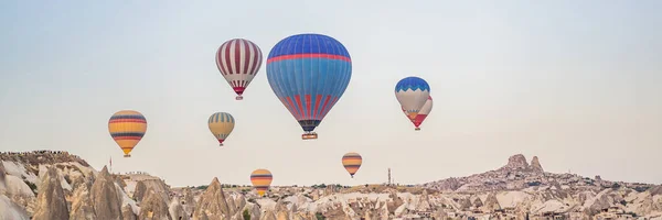 Kleurrijke Heteluchtballon Boven Cappadocië Turkije Banner Lang Verhaal — Stockfoto