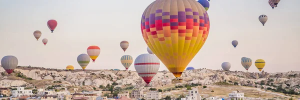 Färgglada Varmluftsballong Flyger Över Kappadokien Turkiet Banner Long Format — Stockfoto