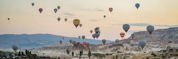 Colorido Globo Aerostático Volando Sobre Capadocia Turquía Banner Formato Largo —  Fotos de Stock