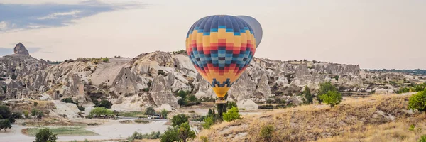 Bunte Heißluftballons Fliegen Über Kappadokien Türkei Banner Lang Format — Stockfoto