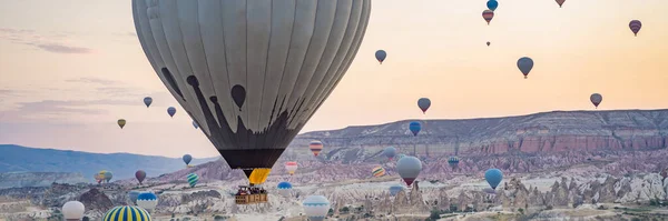 Színes Hőlégballon Repül Cappadocia Törökország Felett Banner Hosszú Formát — Stock Fotó
