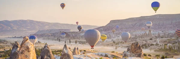 Colorido Globo Aerostático Volando Sobre Capadocia Turquía Banner Formato Largo — Foto de Stock