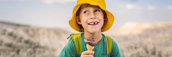 Banner Long Format Мальчик Турист Ест Турецкое Мороженое Исследуя Долину — стоковое фото