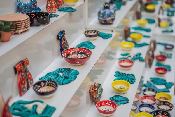 Kolekcja Tureckiej Ceramiki Sprzedaż Wielkim Bazarze Stambule Turcja Tureckie Kolorowe — Zdjęcie stockowe