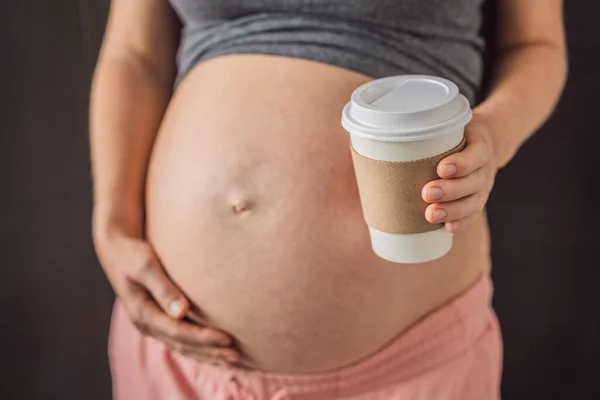 Una Mujer Embarazada Tiene Una Taza Café Sus Manos Seguridad — Foto de Stock