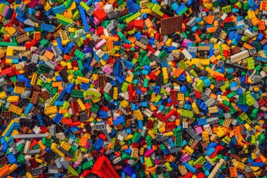 Geçmişi olan çocuk inşaatçısı. Çocuk oyuncakçı ayrıntıları.