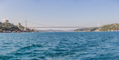 Türkiye, Istanbul, Fatih Sultan Mehmet Köprüsü boğaz üzerinde aşağıda evler.