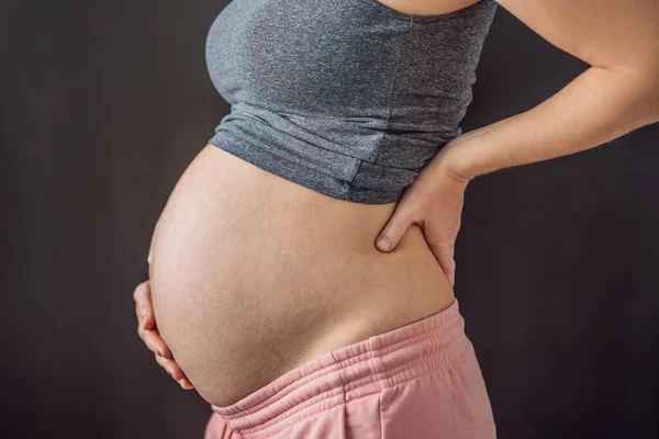 Bolest Dolní Části Zad Nepříjemné Pocity Během Těhotenství Tmavém Pozadí — Stock fotografie