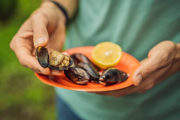Heap Mussels Shells Stuffed Rice Man Going Eat Midye Traditional — Stock Photo, Image