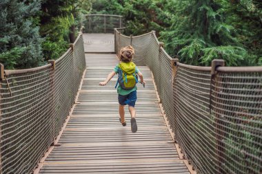 Yıldız Parkı 'ndaki Halat Köprüsü' nde erkek turist. Beşiktaş, İstanbul, Türkiye. Hindi. Çocuk konseptiyle seyahat etmek.