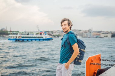 Galataport manzarasının keyfini çıkaran erkek turist, İstanbul 'un 2021' de denize açıldığı liman, Galata, İstanbul 'da Karaköy' de yer alıyor..