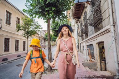 Anne ve oğul turistler İstanbul 'un eski sokaklarında yürüyorlar. İstanbul 'a seyahat etmek. Çocuk konseptiyle seyahat etmek.