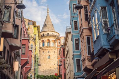 İstanbul kenti Türkiye 'de ufuk çizgisi, Beyoğlu' nda Galata kulesi olan eski evler.