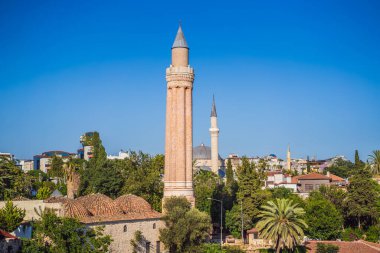 Antalya 'daki Alaaddin Camii' nin minaresi. Yivli Minare.