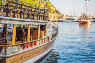 Antalya 'daki eski Kaleici kasabası. Antalya Eski Kent limanı, Taurus dağları ve Akdeniz 'in panoramik manzarası, Türkiye.